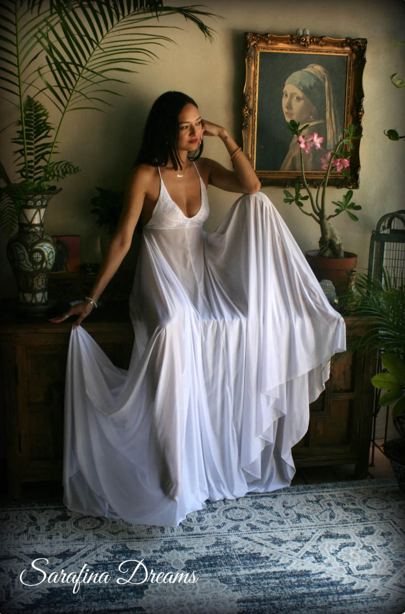 Backless bridal nightgown with train